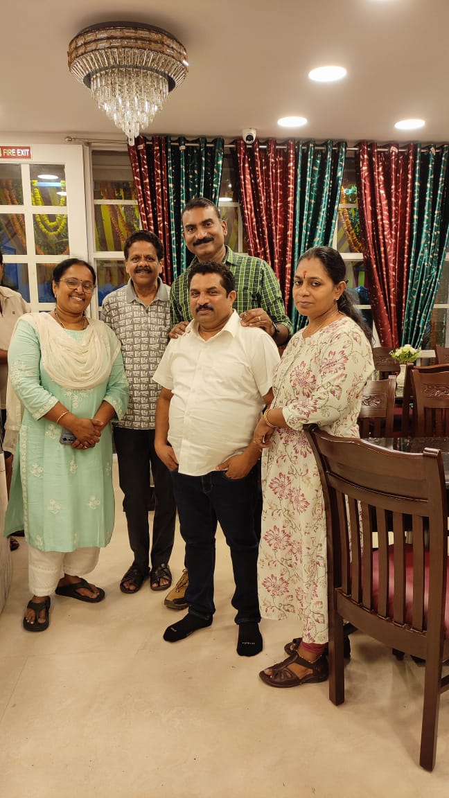 Family dining during Onam